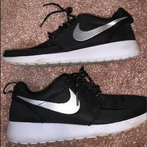 Nike Roshe shoes women’s 10